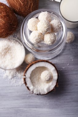 Hindistan cevizi pul ve renk ahşap arka plan üzerinde taze hindistan cevizi şekerler