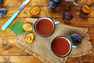 Erik suyu bardağı taze meyve ile