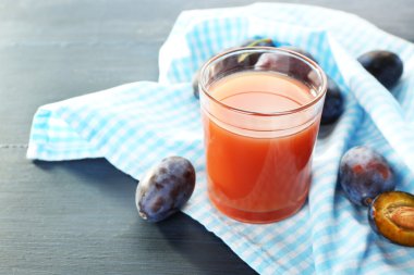 Erik suyu bir bardak taze meyve ile