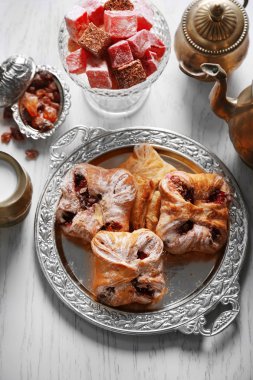 Antika çay-Türk lokumu kümesiyle ve tablo yakın çekim üzerinde kabartma