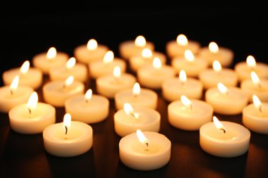 Satırdaki yanıyor mumlar