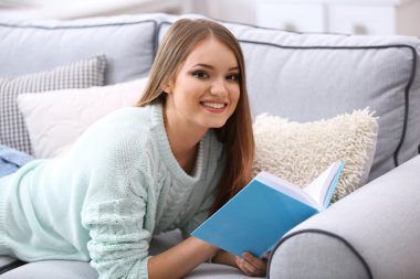 Kitap okuyan genç bir kadın 