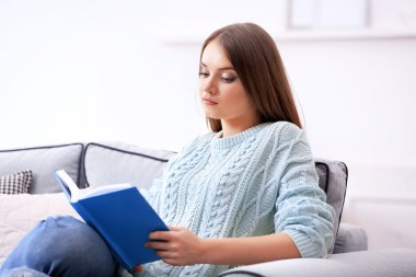 Kitap okuyan genç bir kadın 