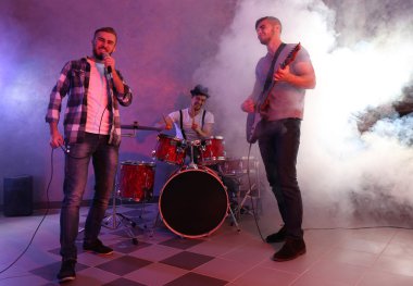 Müzik aletleri çalarken müzisyenler 