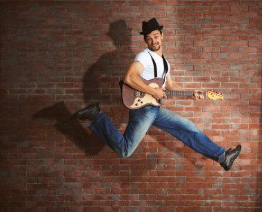 Gitar çalan genç adam
