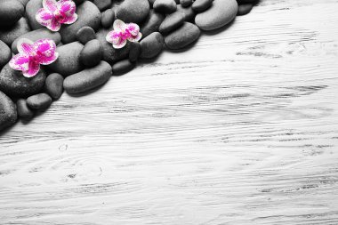 Spa taşlar ve orkide