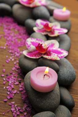 Spa taşlar ve orkide