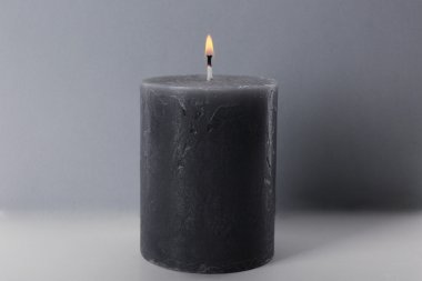 Gri Wax mum yanıyor 