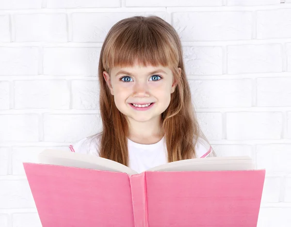 Menina bonita com livro — Fotografia de Stock