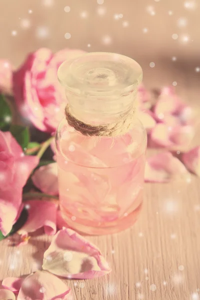 Růžového oleje v láhvi — Stock fotografie