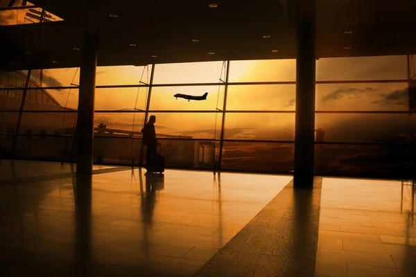 Aeropuerto interior durante la puesta del sol — Foto de Stock