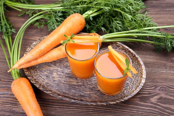 Glasses of carrot juice with vegetables on table close up — Stock Photo, Image
