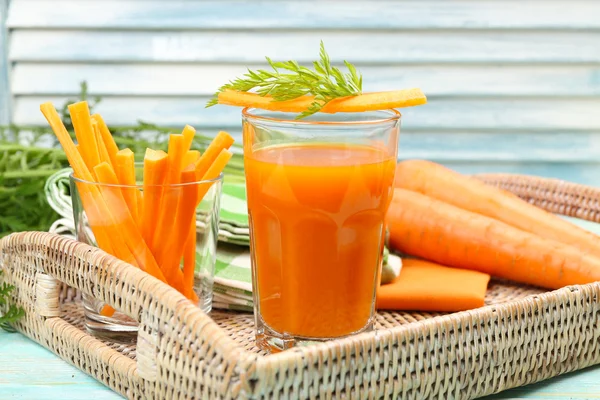 Kieliszek soku z marchwi z kawałkami warzyw na stole z bliska — Zdjęcie stockowe