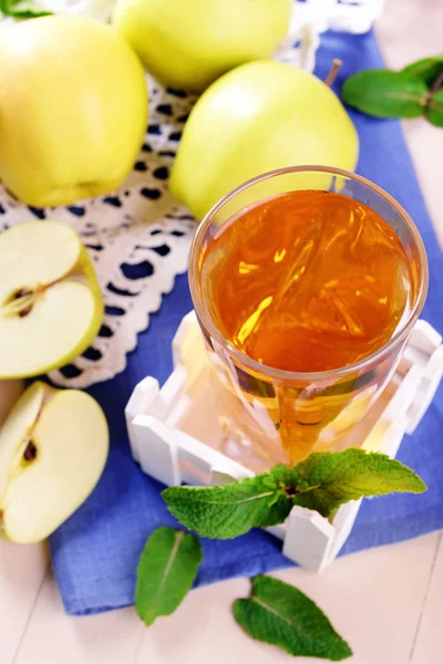 Verre de jus de pomme avec des fruits et menthe fraîche sur la table fermer — Photo