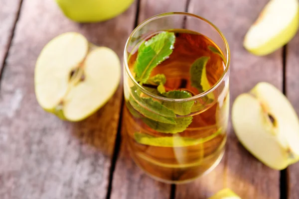 Bicchiere di succo di mela con frutta e menta fresca sul tavolo da vicino — Foto Stock