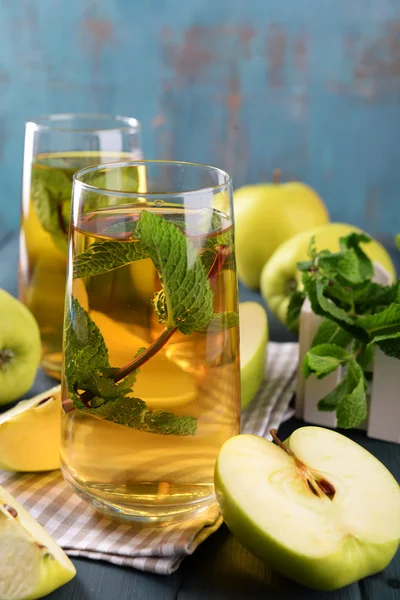 Glazen appelsap met fruit en verse munt op tafel close-up — Stockfoto