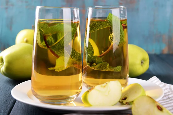 Bicchieri di succo di mela con frutta e menta fresca sul tavolo da vicino — Foto Stock