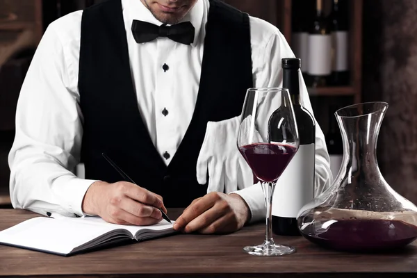 Bartender working at counter — Stock Photo, Image