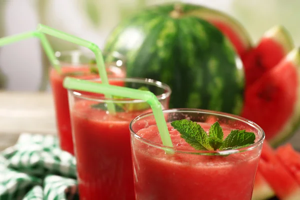 Glasögon av vattenmelon juice på träbord, närbild — Stockfoto