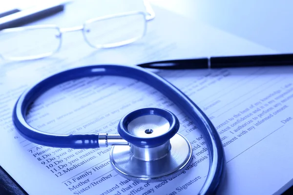 Lieu de travail du médecin avec stéthoscope — Photo