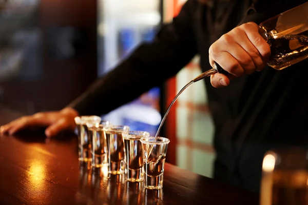 Barman está derramando tequila — Fotografia de Stock