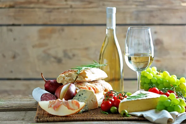 Stillleben mit verschiedenen italienischen Speisen und Weinen — Stockfoto