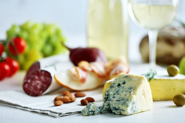 Stillleben mit verschiedenen italienischen Speisen und Weinen — Stockfoto