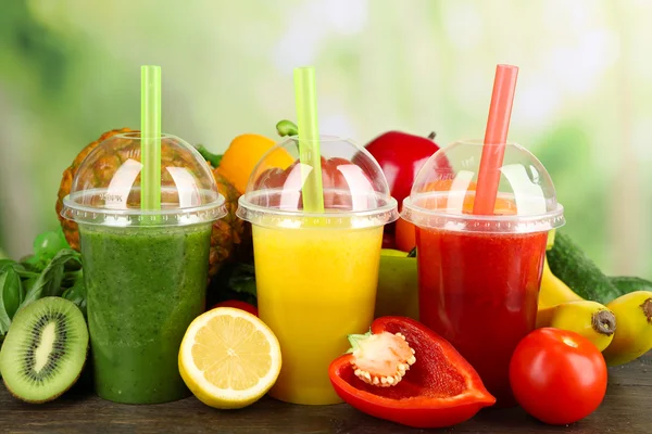 Fruta fresca da mistura do suco, bebidas saudáveis na tabela de madeira, no fundo brilhante — Fotografia de Stock