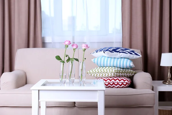 Sofa mit schönen Kissen — Stockfoto