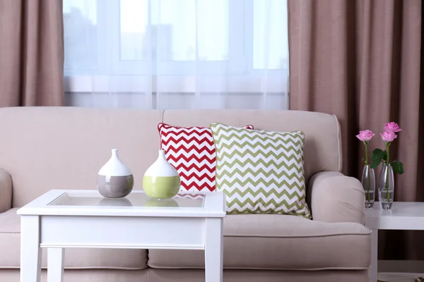 Бежевий диван з красивими подушками — стокове фото