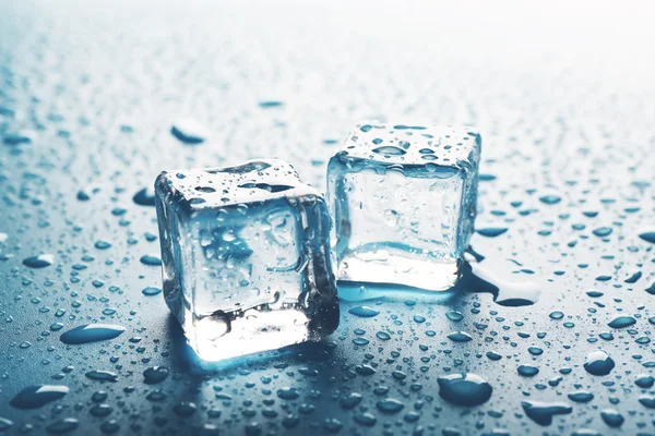 Таяние кубиков льда — стоковое фото