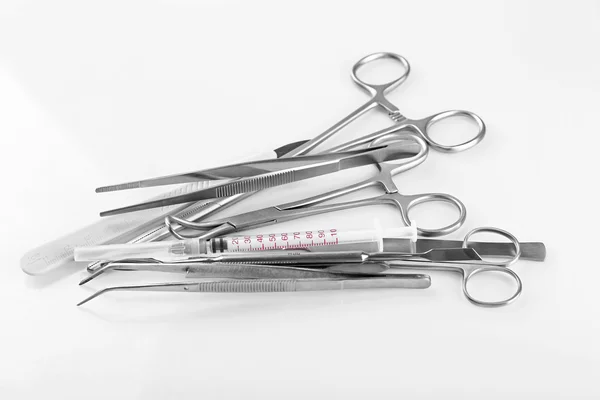 Instruments chirurgicaux sur blanc — Photo