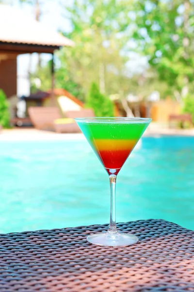 Cocktail on swimming pool background — Stock Photo, Image