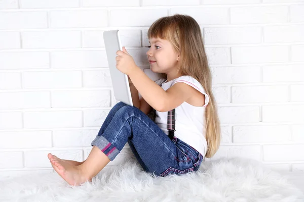 Маленька дівчинка з планшетом — стокове фото