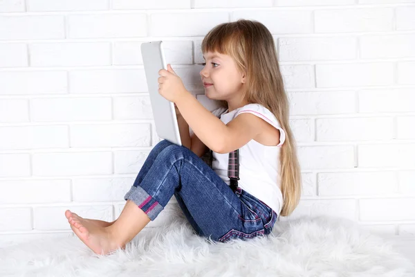 Kleines Mädchen mit Tablet — Stockfoto