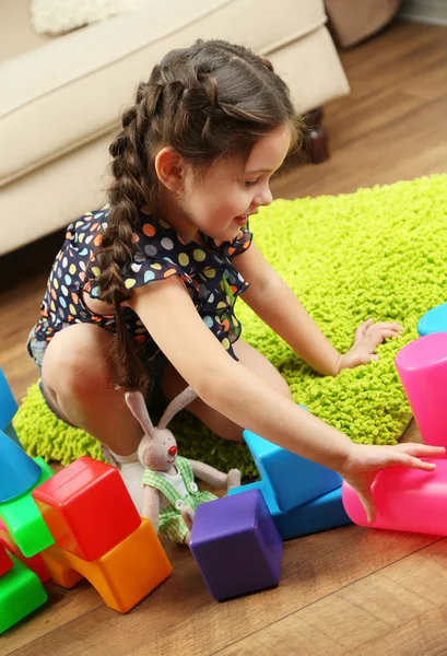 Petite fille jouant avec des cubes — Photo