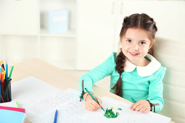 Petite fille mignonne faisant ses devoirs — Photo