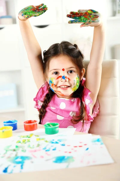 Cute little girl painting picture — Stock Photo, Image