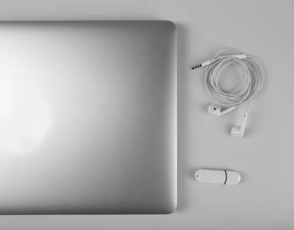 Visão de close-up de laptop e equipamentos no local de trabalho em fundo brilhante prata — Fotografia de Stock