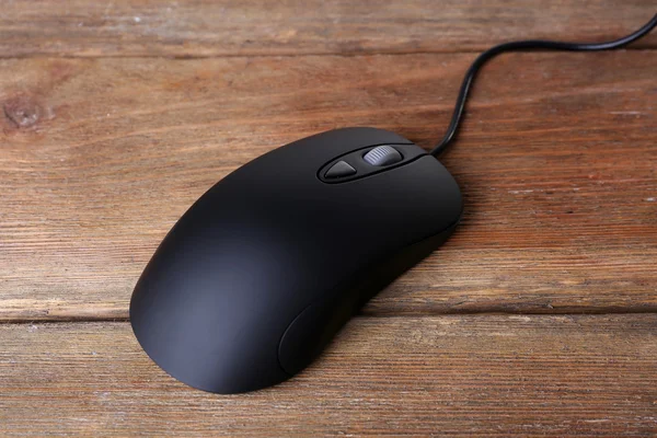 Комп'ютерна миша з шнуром на дерев'яному фоні — стокове фото