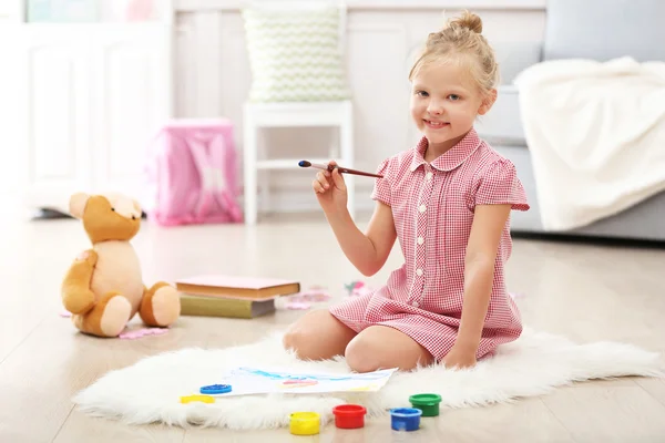 Kleines Mädchen zeichnet im Zimmer — Stockfoto