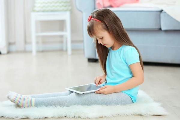 Menina bonito pouco com tablet digital — Fotografia de Stock