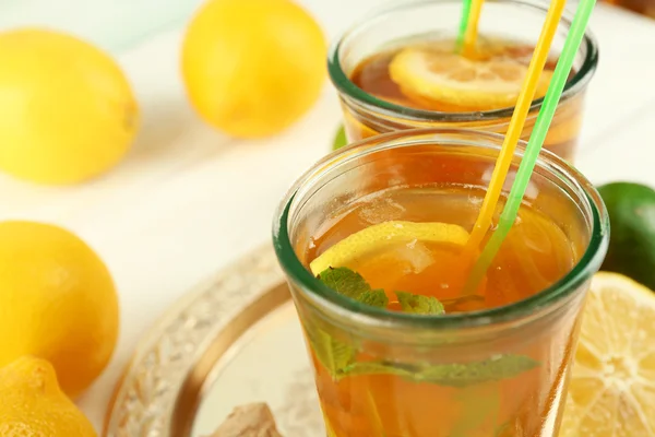 Tè freddo con limone su sfondo di legno chiaro — Foto Stock