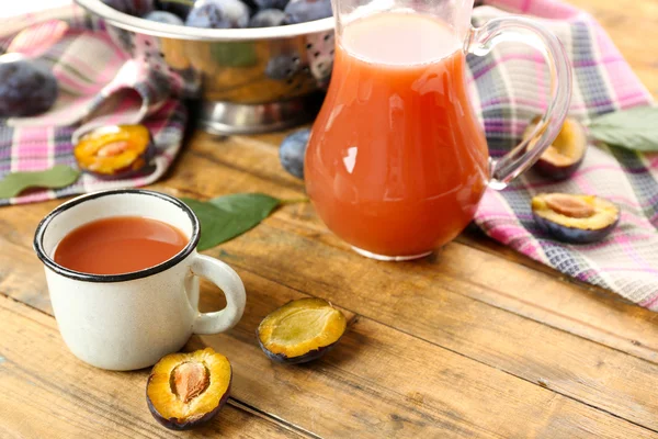 Succo di prugna in vaso e tazza con frutta fresca — Foto Stock