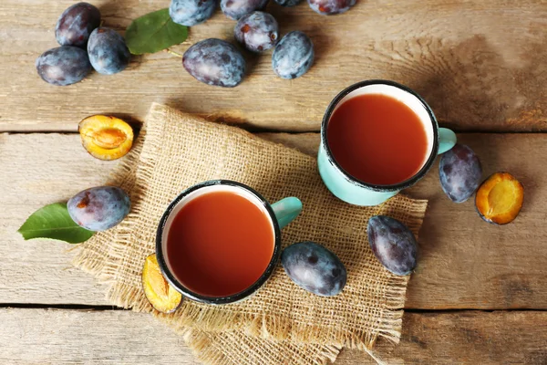Jus de prune dans des tasses aux fruits frais — Photo