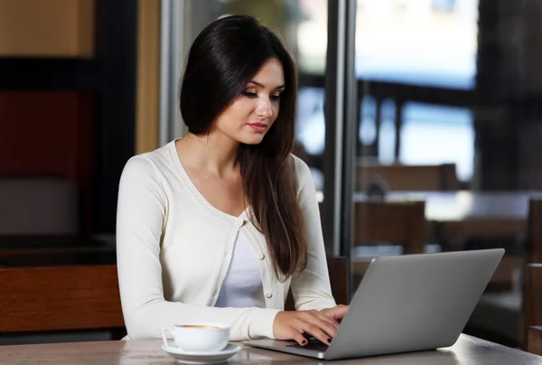 Frau arbeitet mit Laptop — Stockfoto