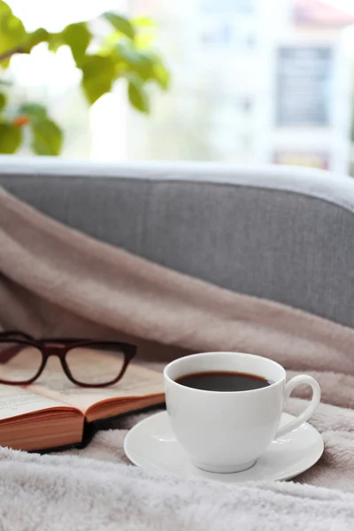 Kopp kaffe med bok — Stockfoto