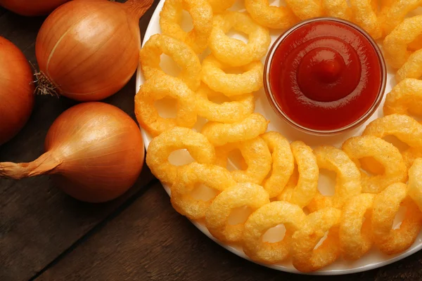 Pommes-Ringe mit Sauce auf Teller Nahaufnahme — Stockfoto