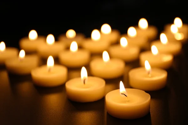 Kerzen in Reihe anzünden — Stockfoto