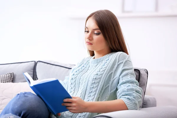 Young woman reading book — Stock Photo, Image